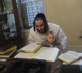 	Elieazar Zobermann, Natan Dawid Holländer’s grandson, with a son. Source: Zobermann’s family archive.