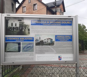 Information board placed in the former location of the synagogue. Photo by Urszula Antosz-Rekucka