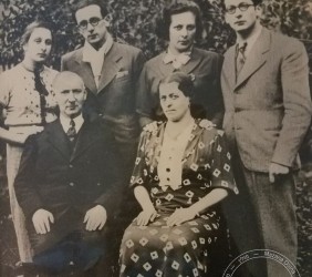 Weissbergers’ family photo. Sitting: Hana and Samuel, the parents. Standing, from left to right: Salomea/Sara/Lusia, the youngest daughter, Yehuda/Lopek, the oldest son, Eleonora/Lea/Lola, the older daughter; Kuba is on the right.