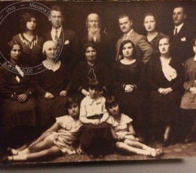 2.	A family photo from 1928, taken on the 25th wedding anniversary of Schifra and Hirsch. In the first row, from left to right: Helen’s mother, Edith; a cousin from Mszana Dolna, Helen’s mother’s younger sister, Alicja. The second row, from left to right: three people have not been identified yet, the next two are probably relatives from Mszana Dolna. The third row, from left to right: three persons have not been identified yet; Salomon Hirsh Schwitzer (the bearded man in the middle), Helen’s grandfather, Maks-Kalman Moses Königsberg; the couple on his right may be Jochwed’s second daughter Lucy and her husband. Source: Helen Krag’s family collection.