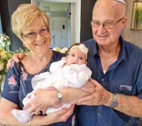 Shoshana and Yehuda Rosenberg with granddaughter Gaya, Juli 2021 