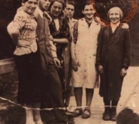 15. Zins family, Jewish bakers from the market: Rywa, Mindl and Nuftali Zins; photograph from the archive of Dora Appel née Zins.