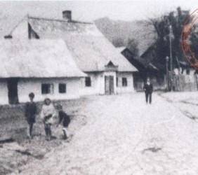 16. Town market in Mszana Dolna, the white building on the corner is the house and bakery of Zins and Grünberg family; photo from the archive of Anna Kadłubek 