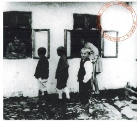 25. Jewish family of the unknown name in front of a house in Mszana Dolna; photo from the Town Hall archive