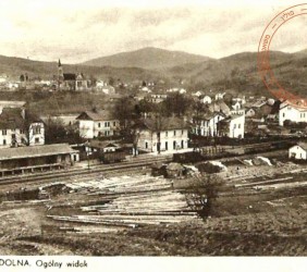 29. Railway station in Mszana Dolna, tree bales stored there. A large white building on the far right was the Public School attended both by Christian and Jewish children. Opposite it is a fragment of Streimers’ house. 