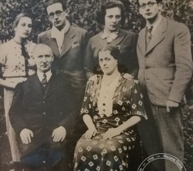 Weissbergers’ family photo. Sitting: Hana and Samuel, the parents. Standing, from left to right: Salomea/Sara/Lusia, the youngest daughter, Yehuda/Lopek, the oldest son, Eleonora/Lea/Lola, the older daughter; Kuba is on the right.