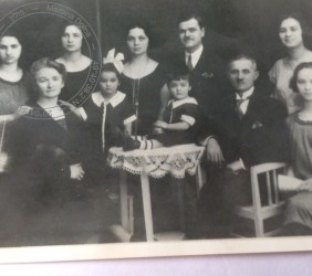 3. Jochwed’s silver wedding anniversary in 1924. In the first row, from left to right: Jochwed Schwitzer and her grandduaghter Edith Königsberg, Helen’s mother. Edith’s sister Alicja, Jochwed’s husband Wolf Trompeter, and one more of their daughters. In the second row: two more daughters and Jochwed’s another daughter, Rosa (Rachel), Helen’s grandmother. Jochwed’s son-in-law Maks Königsberg and Jochwed’s fifth daughter. Source: Helen Krag’s family collection.