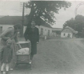 4.	Piłsudski Street in Mszana Dolna ca. 1940. Building with a shop