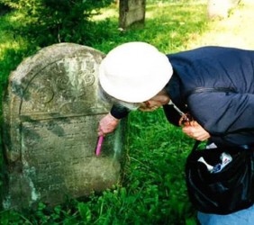 Golda/Jeane Chapnick during a visit to the Jewish cemetery in Mszana Dolna 