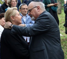 Saul Chapnick and German Consul, Ursula Maier at the 80th anniversary of the Shoah in Mszana Dolna