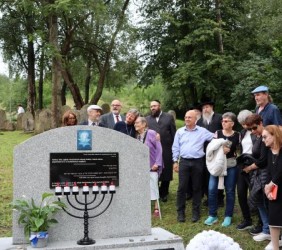 Saul Chapnick, his wife Denise, and Avi Taylor among descendants of the Jews from Mszana Dolna during the 80th anniversary of the Shoah 