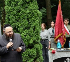 Avi Taylor recites prayers during the 80th anniversary of the Shoah in Mszana Dolna